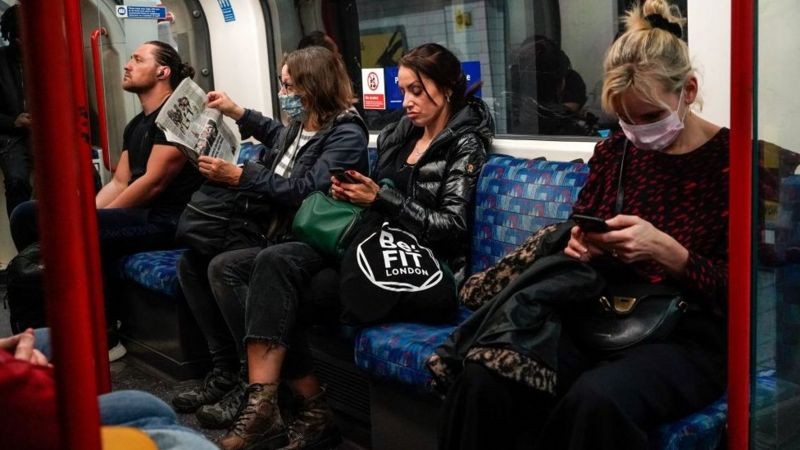 O uso de máscaras não é obrigatório no transporte público de Londres (Foto: Getty Images via BBC News)