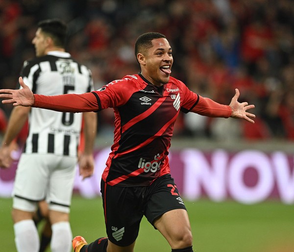 Vitor Roque, do Athletico, desperta interesse de grandes da Europa; multa &Atilde;&copy;  de 100 milh&Atilde;&micro;es de euros | Blog da Nadja | ge