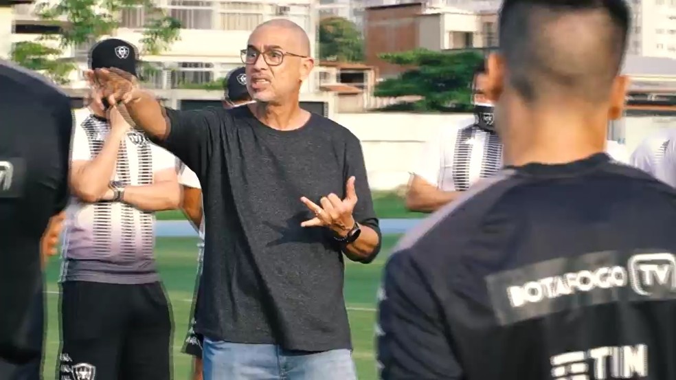 Altamiro Bottino deu uma bronca enorme nos jogadores ao avisar que estava de saída do clube — Foto: Reprodução/sportv