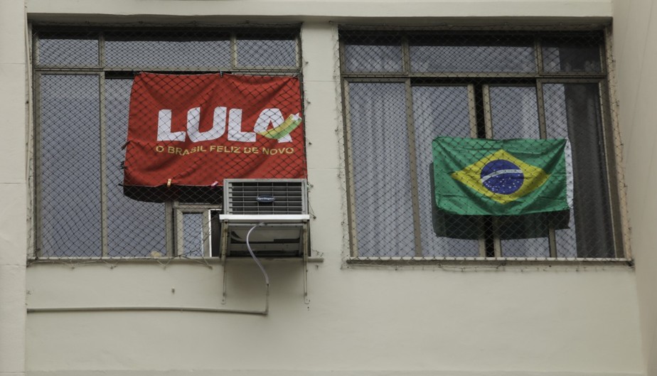 Bandeiras de Lula e do Brasil, usada pelos eleitores de Bolsonaro, penduradas em um prédio da Av. Pompeu Loureiro, em Copacabana.