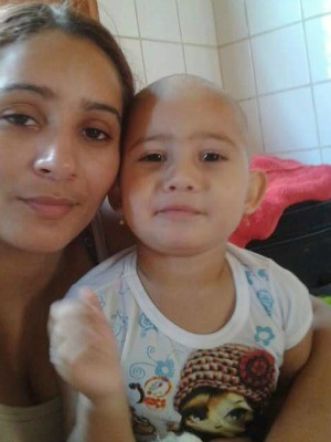 Raylane Souza espera ajudar filha com dinheiro arrecadado em rifa (Foto: Arquivo da Familia)