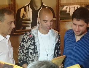 Diego Tardelli com os sócios em restaurante (Foto: Rafael Araújo)