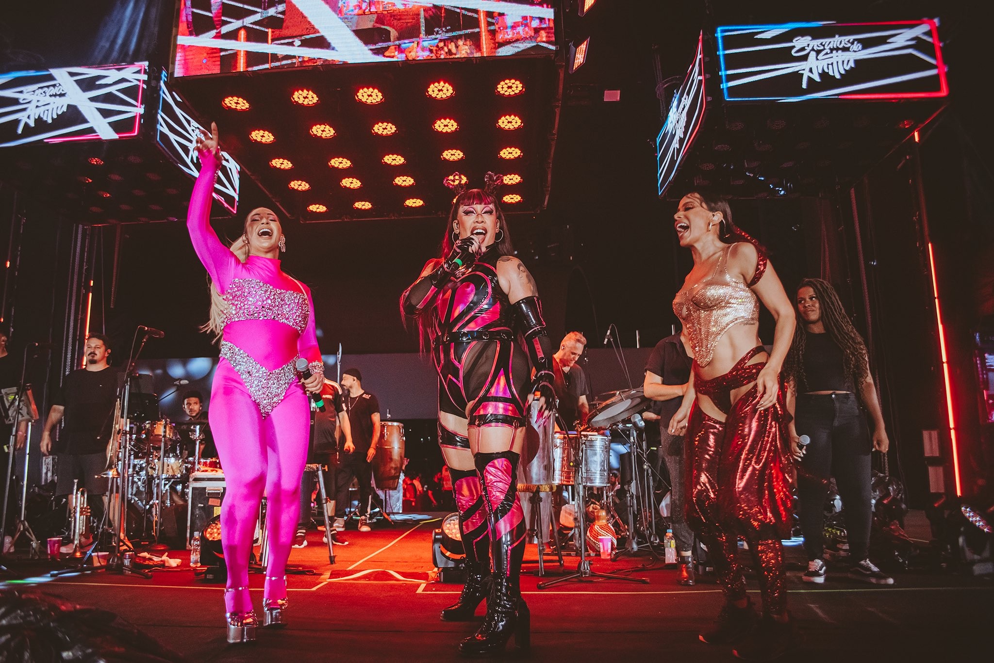 Gloria Groove anuncia a era do 'Futuro fluxo' com funk gravado com Anitta e Valesca Popozuda