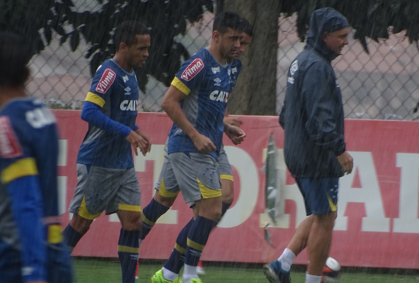 Robinho participa de treino às vésperas do clássico e é aplaudido por companheiros