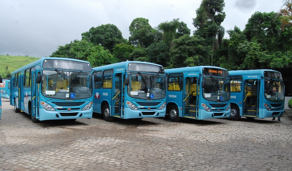Ã”nibus de uma empresa privada circulam em TeÃ³filo Otoni ofertando transporte coletivo desde 2003 (Foto: RÃ´mulo Maciel/ Arquivo Pessoal)
