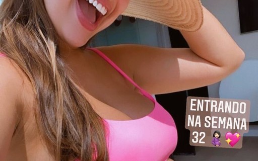 Ex-BBB Vivian Amorim pega sol com barrigão: "Entrando na semana 32"
