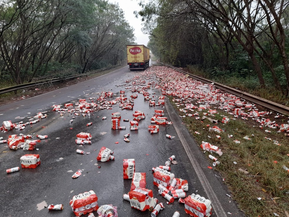 Carreta estava carregada com 40 mil toneladas de cerveja em Piracicaba — Foto: Edijan Del Santo/EPTV