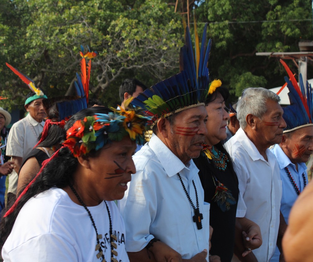 Jacir, pioneiro do CIR, ao lado de Joenia Wapichana (&agrave; direita) e outras lideran&ccedil;as ind&iacute;genas &mdash; Foto: Samantha Rufino/g1 RR