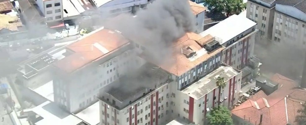 Fumaça de incêndio no Hospital Federal de Bonsucesso, na Zona Norte do Rio — Foto: Reprodução/ GloboNews