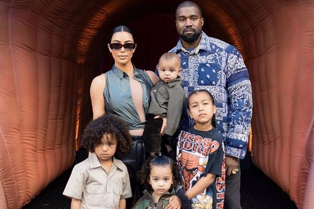 Kim Kardashian e Kanye West com North, Saint, Chicago e Psalm (Foto: Reprodução/Instagram)