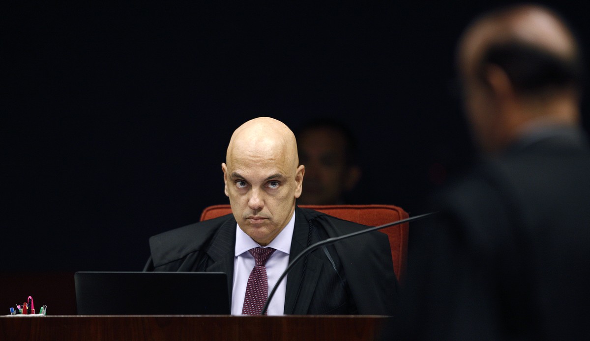 Ministro do STF notifica Bolsonaro para explicar declaração que vinculou ONGs a queimadas