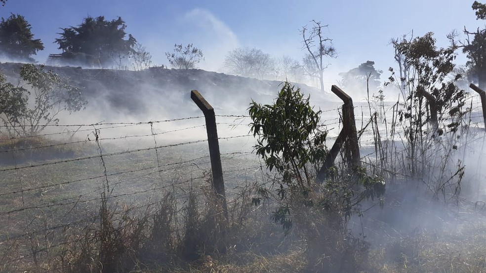 Incêndio em área próxima ao Hospital Regional de Barbacena — Foto: Corpo de Bombeiros/Divulgação