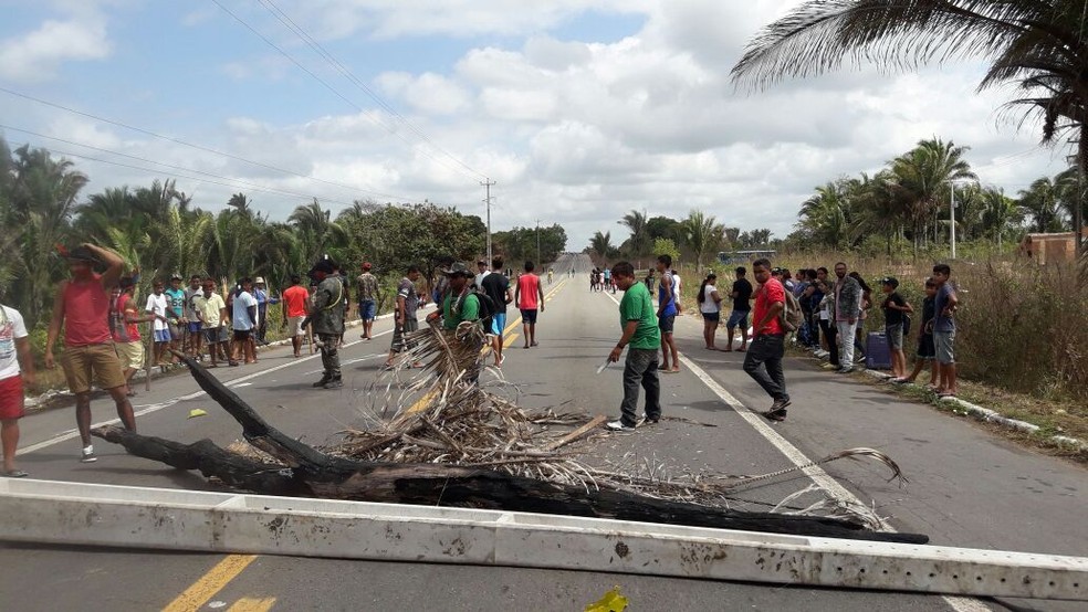 Manifestantes utilizaram poste para bloquear trecho da BR-316.  (Foto: Divulgação/PRF)