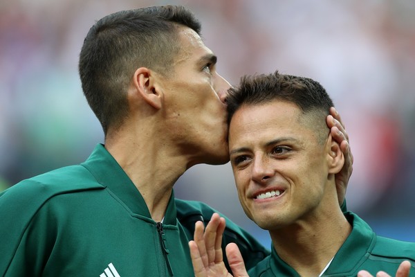 O craque mexicano Chicarito Hernández sendo beijado por um colega de equipe após o hino de seu país antes da partida entre Alemanha e México na Copa (Foto: Getty Images)