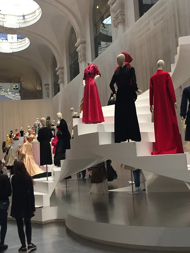 An installation of 20th-century dresses mounted on cantilevered staircases (Foto: @SuzyMenkesVogue)
