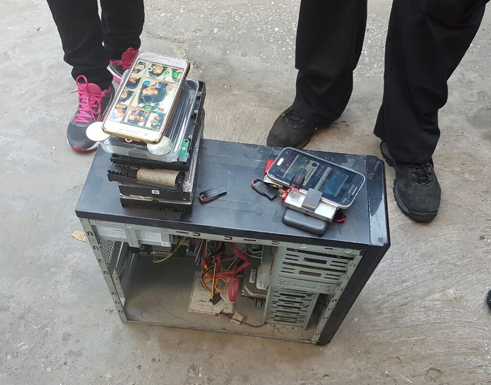 Polícia apreendeu equipamentos eletrônicos na residência do suspeito (Foto: Divulgação/Polícia Civil)
