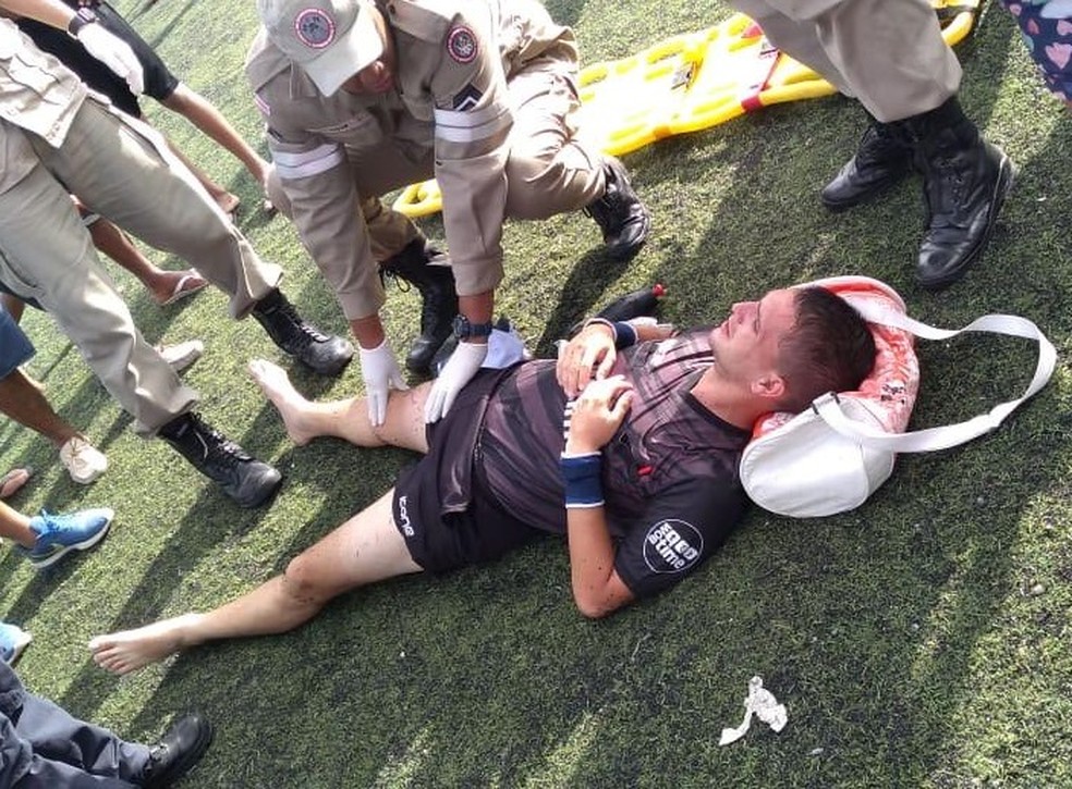 TÃ©cnico agrede Ã¡rbitro durante jogo de futebol, no ES â Foto: VC no ESTV