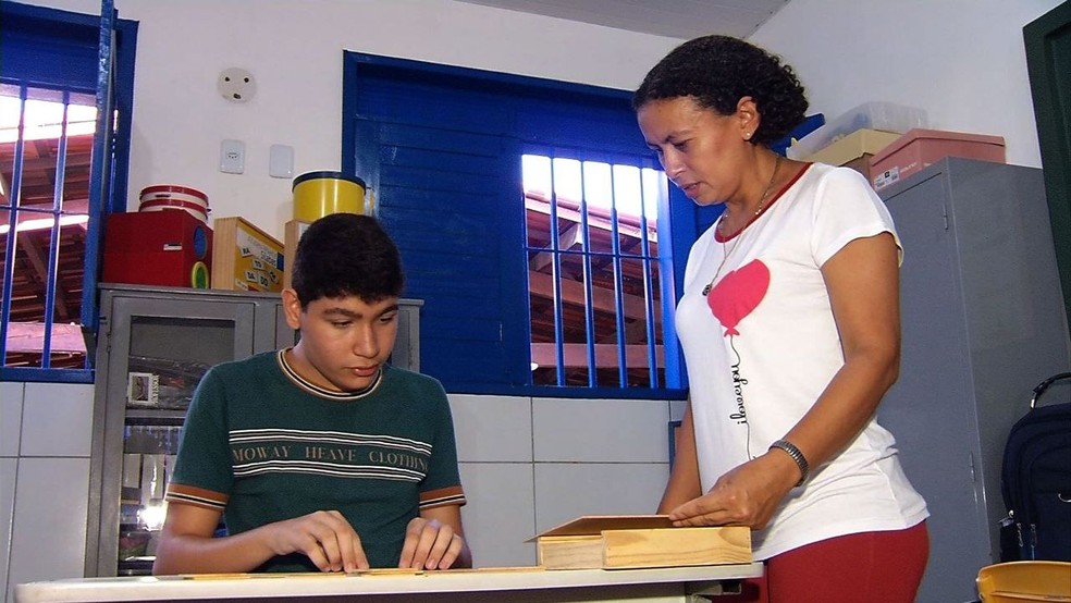 William Gabriel, de 13 anos, tem autismo leve e é acompanhado por uma professora especialista em educação inclusiva. — Foto: Reprodução/TV Verdes Mares