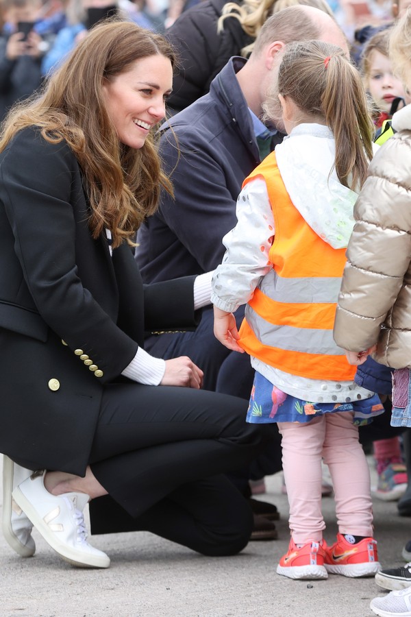FIFE, SCOTLAND - MAY 26: Catherine, Duchess of Cambridge speaks with young children as she visits local fishermen and their families to hear about the work of fishing communities with Prince William, Duke of Cambridge on day six of their week long visit t (Foto: Getty Images)