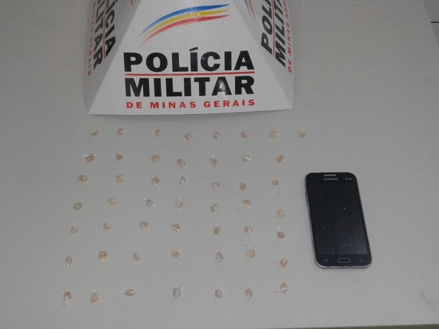 Cinquenta pedras de crack são apreendidas em Nova Porteirinha.   (Foto: Policia Militar / Divulgação )