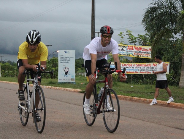 Alex e Helton irão participar do Ironman Brasil 2013 (Foto: Larissa Vieira)