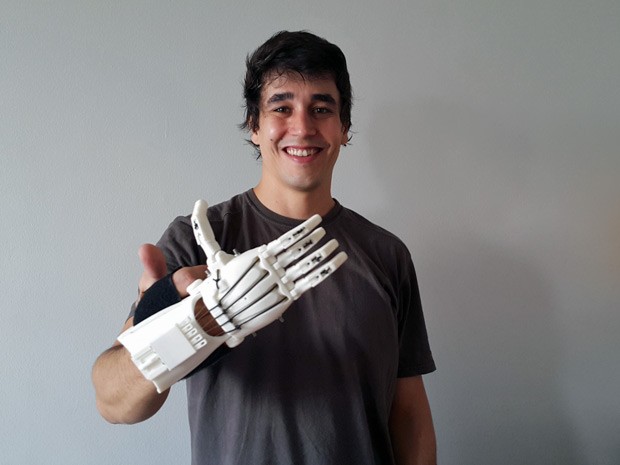 O cientista da computação Marcos Roberto Oliveira, de Brasília, que faz próteses em impressora 3D ao custo de R$ 10 (Foto: Raquel Morais/G1)