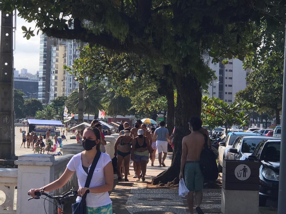 Moradores e turistas circularam pela orla da cidade neste domingo — Foto: Vanessa Rodrigues/Jornal A Tribuna