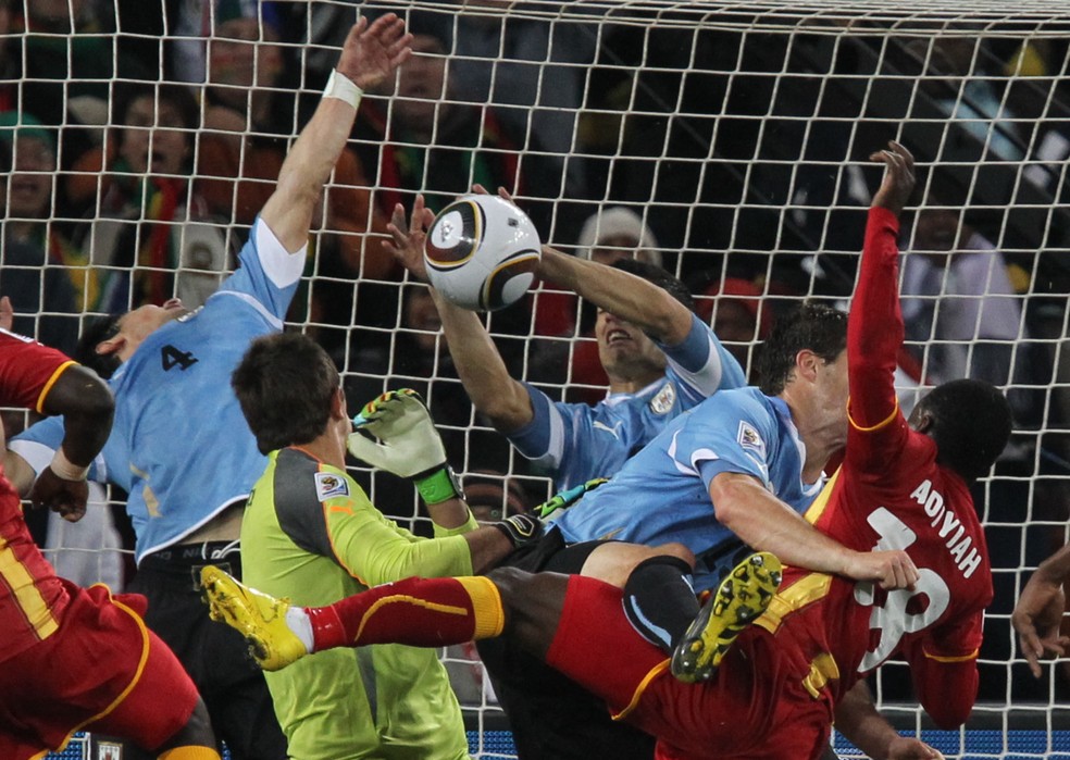 Luis Suárez ataca de goleiro em 2010 no célebre Uruguai x Gana pela Copa da África do Sul — Foto: AFP