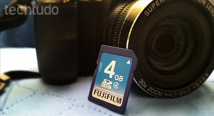 Use o cartão de memória da câmera para enviar suas fotos para o PC (Foto: Barbara Mannara/TechTudo)