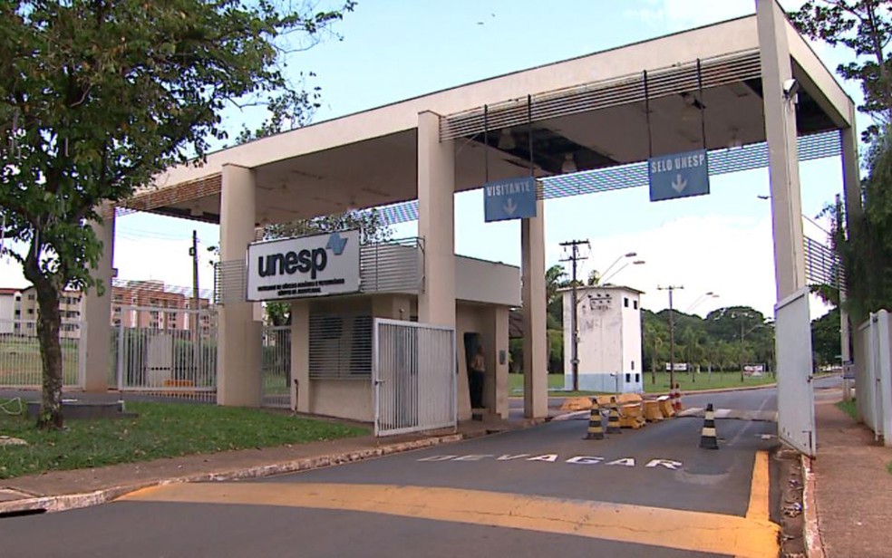 Unesp Sp 2016 Eis Dois Homens A Frente
