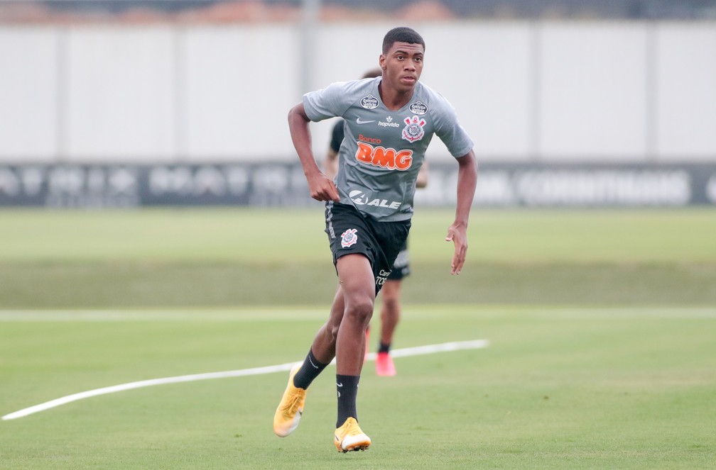 Atacante de 16 anos participa de treino do Timão 