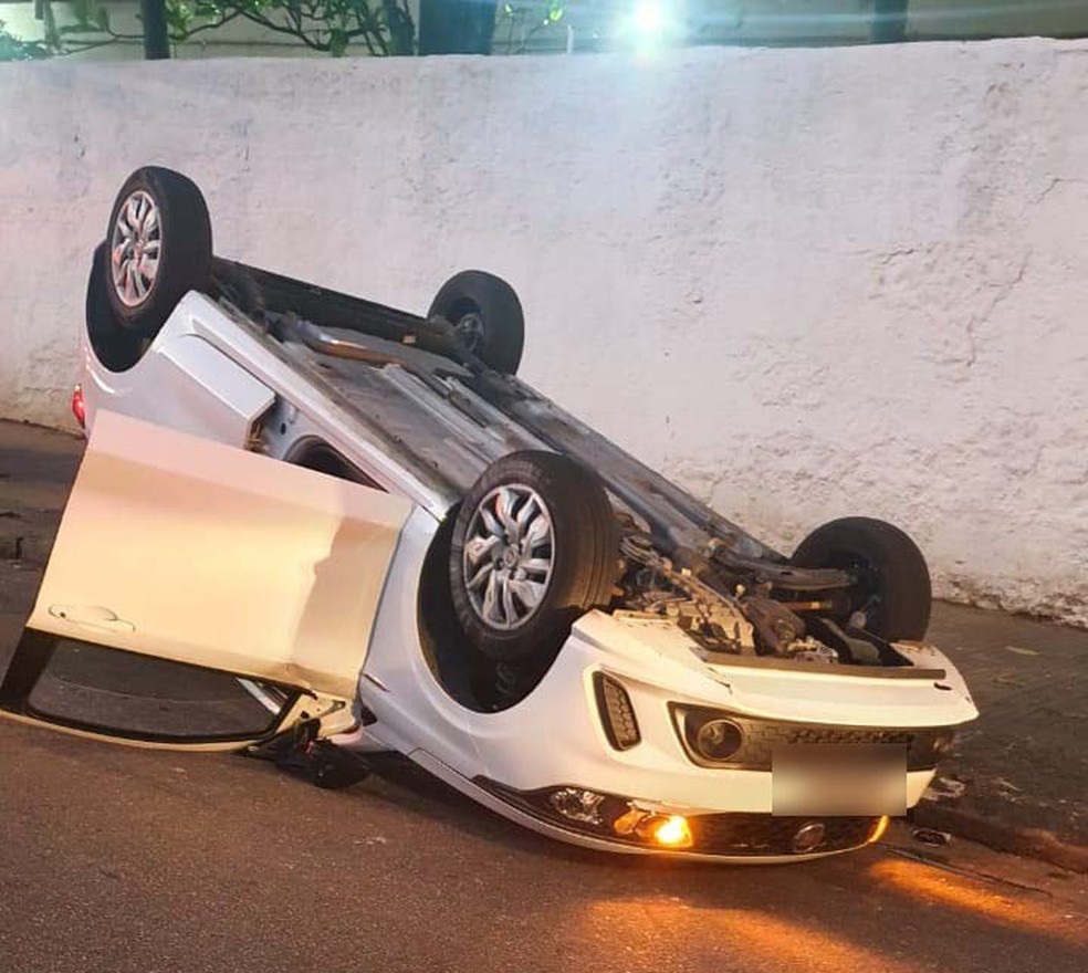 Carro capotou em Santos, SP, ap&oacute;s colidir contra viatura dos bombeiros &mdash; Foto: G1 Santos