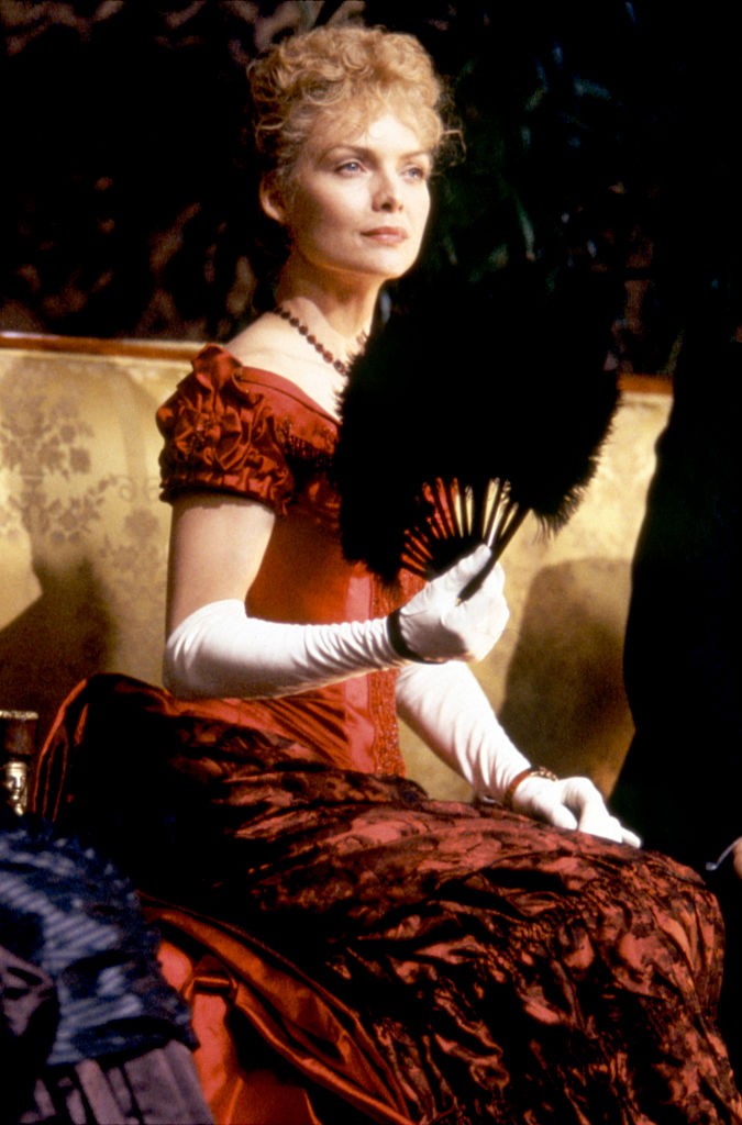 American actress Michelle Pfeiffer on the set of The Age of Innocence, based on the novel by Edith Wharton, and directed by Martin Scorsese. (Photo by Columbia Pictures/Sunset Boulevard/Corbis via Getty Images) (Foto: Corbis via Getty Images)