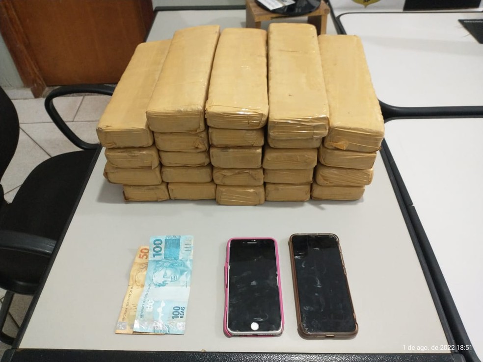 Tijolos de maconha apreendidos em 'carro-cofre' em Iracemápolis — Foto: Divulgação/Baep