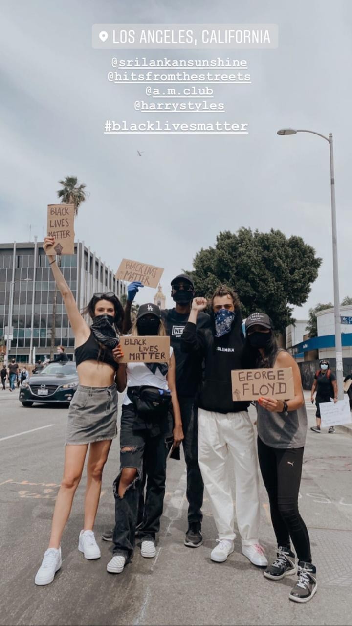 Harry Styles participa de protesto em Los Angeles (Foto: Reprodução/Twitter)