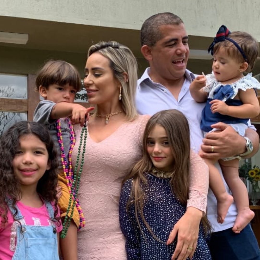 Letícia Santiago, Miguel Correa e filhos (Foto: Reprodução/Instagram)