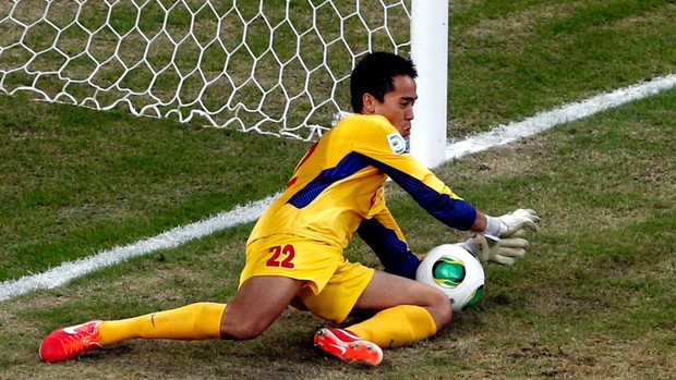 Gilbert Meriel goleiro Taiti defende Pênalti jogo Uruguai (Foto: Reuters)