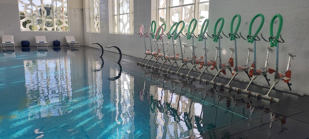 Piscina de água salgada disponibiliza "aquabikes" aos atletas para exercícios debaixo d'água no hotel do Flamengo — Foto: Fred Gomes