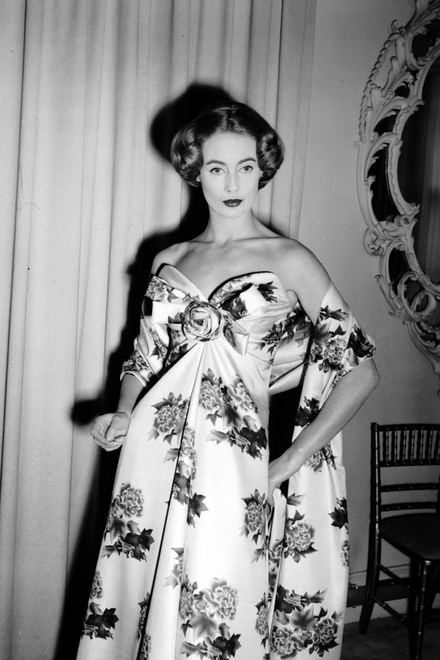 30th November 1956:  The fashion house of Christian Dior, London, reveals its Spring Collection. 'Caracas' is an evening dress of rose-printed shantung in the fashionable 'Empire-Line'.  (Photo by George W. Hales/Fox Photos/Getty Images) (Foto: Getty Images)