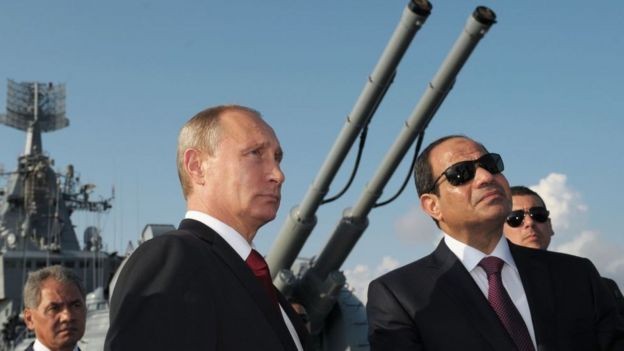 Vladimir Putin e o presidente egípcio Abdel Fattah al Sisi durante uma visita ao Moskva em agosto de 2014 (Foto: Getty Images via BBC)