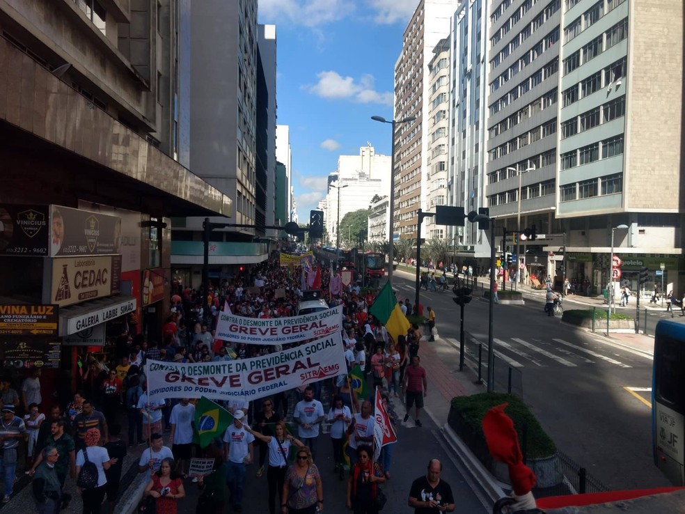 JUIZ DE FORA, 11h25: manifestantes passam pelo cruzamento com a Rua Floriano Peixoto — Foto: Roberta Oliveira/G1