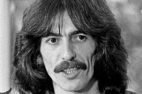 O “Beatle quieto” George Harrison também aderiu ao bigode ao longo da carreira