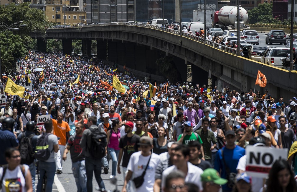 Manifestantes foram às ruas de Caracas, neste sábado (1) (Foto: JUAN BARRETO / AFP)