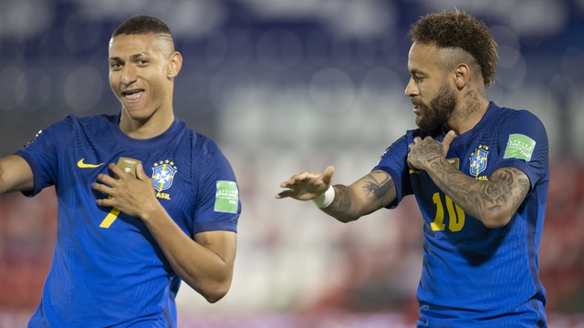 Richarlison e Neymar em Paraguai x Brasil, pelas Eliminatórias da Copa do Mundo de 2022