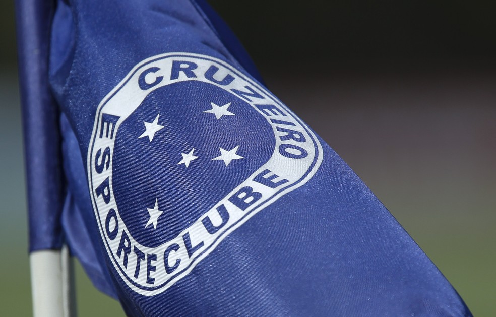 Bandeira do Cruzeiro fixada na Toca da Raposa — Foto: Light Press