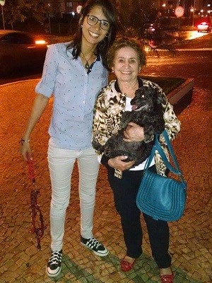 A gestora ambiental Juliana Araújo ao devolver a cadela Lola à dona (Foto: Juliana Araújo/Arquivo Pessoal)