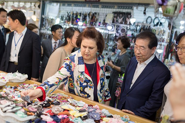 Seoul’s Mayor, Park Won-Soon takes Suzy to visit the Dongaemun Shopping complex, which houses over 4,300 shops selling an extensive range of fabrics and haberdashery (Foto: Jeong Yi )