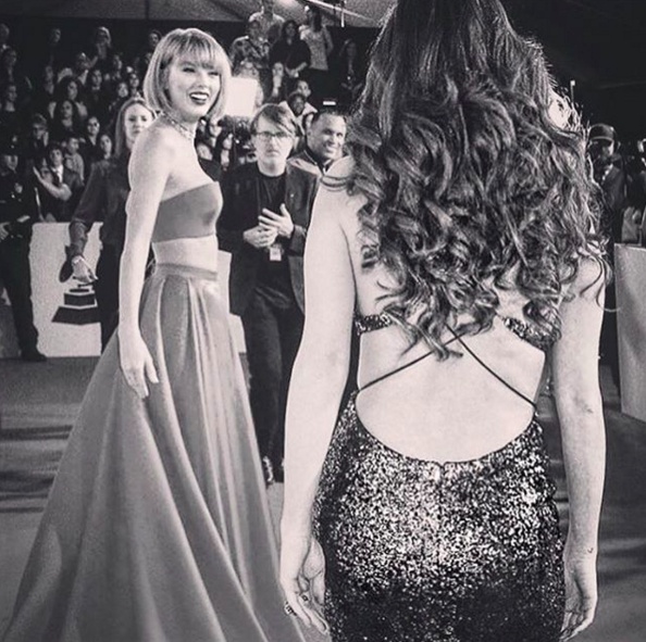 Selena Gomez também compartilha foto de bastidores, como um encontro com Taylor Swift (Foto: Instagram)