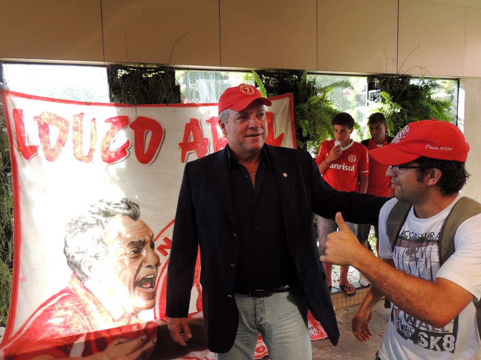 Abel com a faixa com seu rosto junto aos torcedores  &mdash; Foto: Tom&aacute;s Hammes / GloboEsporte.com 