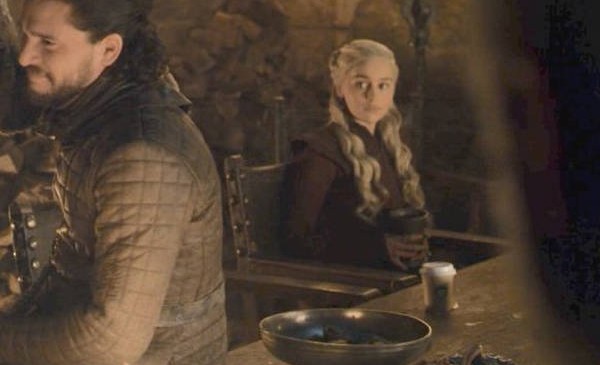A cena polêmica de Game of Thrones com Emilia Clarke e um copo de café (Foto: Reprodução)